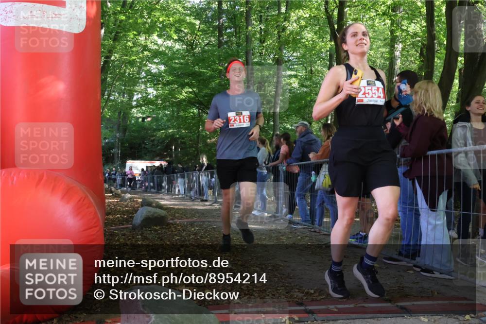 28.09.2025 - 33. Volkslauf durch das schöne Alstertal Strokosch-Dieckow http://msf.ph/oto/8954214 28.09.2025 12:39:06 Ziel 2316, 2353, 2554 meine-sportfotos.de