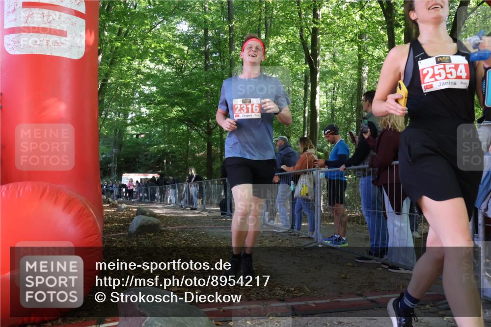 28.09.2025 - 33. Volkslauf durch das schöne Alstertal Strokosch-Dieckow http://msf.ph/oto/8954217 28.09.2025 12:39:07 Ziel 2316, 2353 meine-sportfotos.de