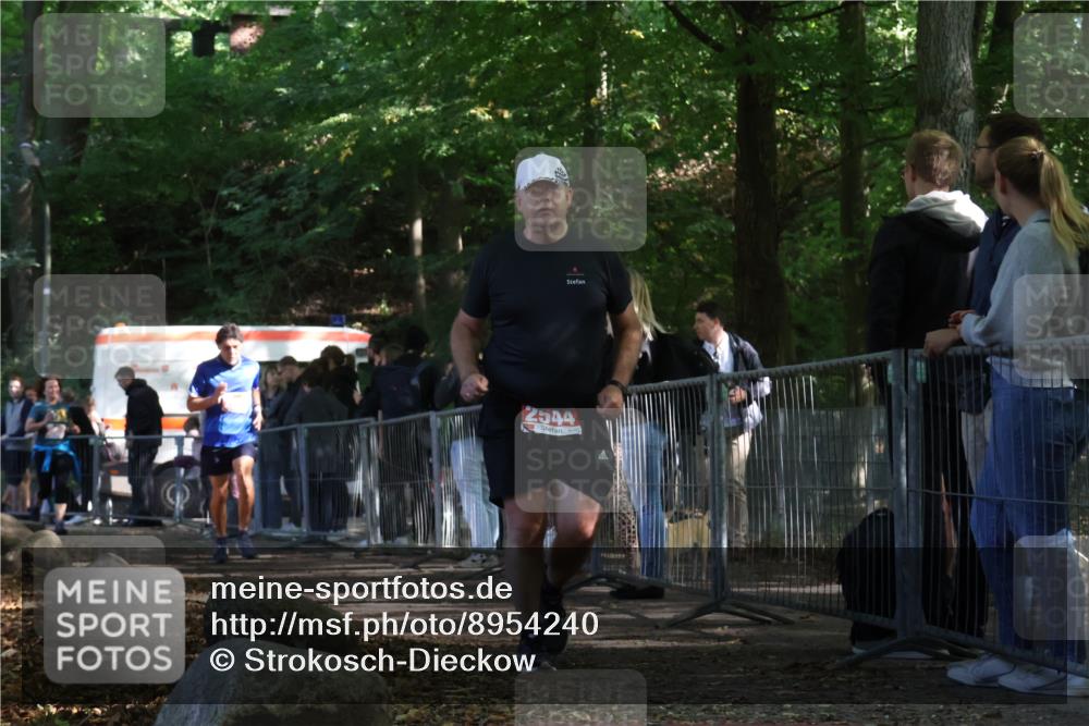 28.09.2025 - 33. Volkslauf durch das schöne Alstertal Strokosch-Dieckow http://msf.ph/oto/8954240 28.09.2025 12:39:18 Ziel 2544, 2567 meine-sportfotos.de