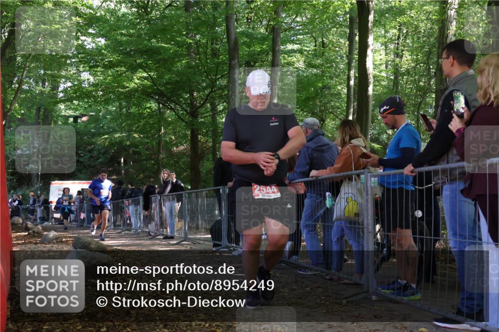 28.09.2025 - 33. Volkslauf durch das schöne Alstertal Strokosch-Dieckow http://msf.ph/oto/8954249 28.09.2025 12:39:20 Ziel 2028, 2544, 2567 meine-sportfotos.de