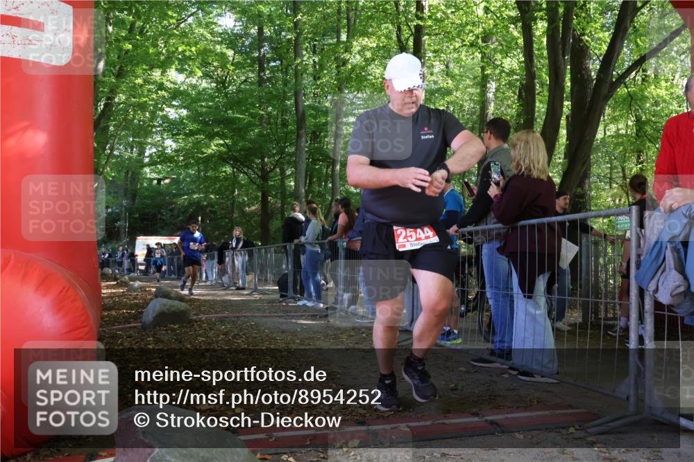 28.09.2025 - 33. Volkslauf durch das schöne Alstertal Strokosch-Dieckow http://msf.ph/oto/8954252 28.09.2025 12:39:21 Ziel 2028, 2544, 2567 meine-sportfotos.de
