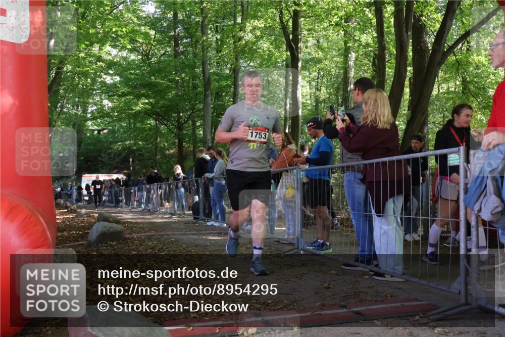28.09.2025 - 33. Volkslauf durch das schöne Alstertal Strokosch-Dieckow http://msf.ph/oto/8954295 28.09.2025 12:39:42 Ziel 1753, 2242 meine-sportfotos.de