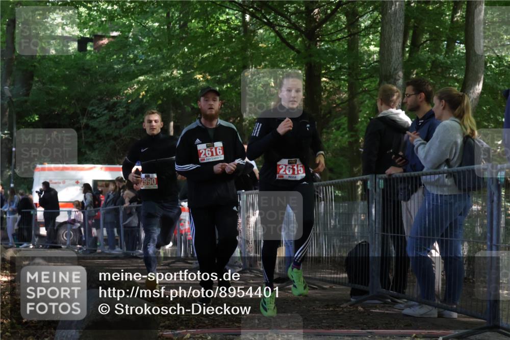 28.09.2025 - 33. Volkslauf durch das schöne Alstertal Strokosch-Dieckow http://msf.ph/oto/8954401 28.09.2025 12:40:51 Ziel 2615, 2616, 2990 meine-sportfotos.de