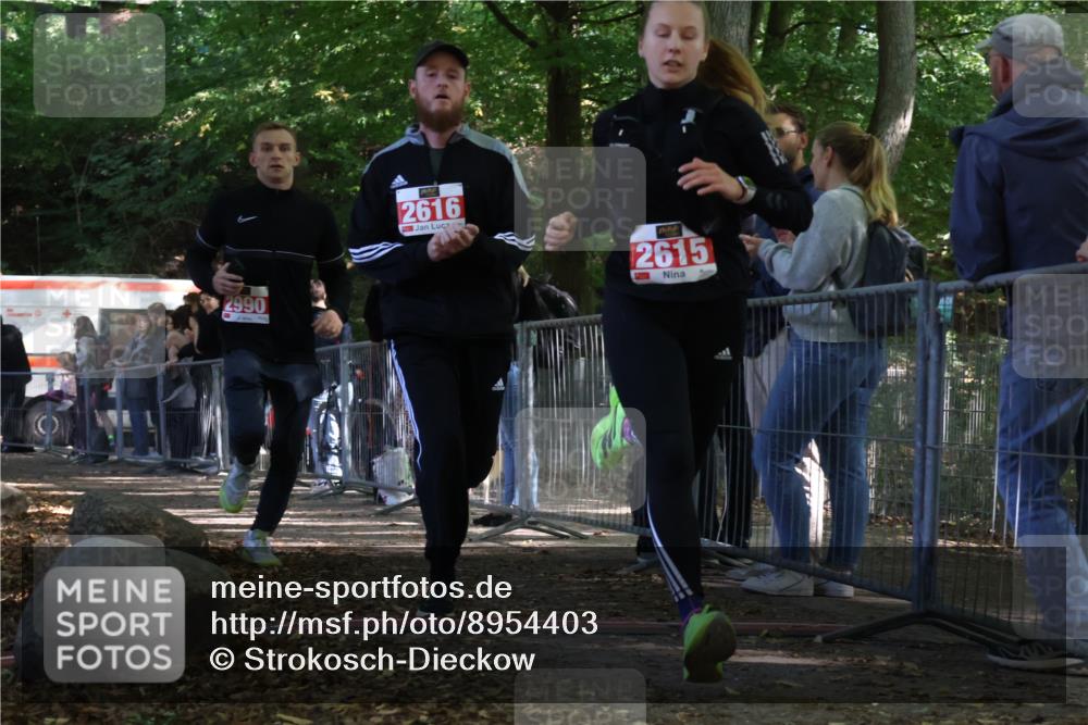 28.09.2025 - 33. Volkslauf durch das schöne Alstertal Strokosch-Dieckow http://msf.ph/oto/8954403 28.09.2025 12:40:52 Ziel 2615, 2616, 2990 meine-sportfotos.de