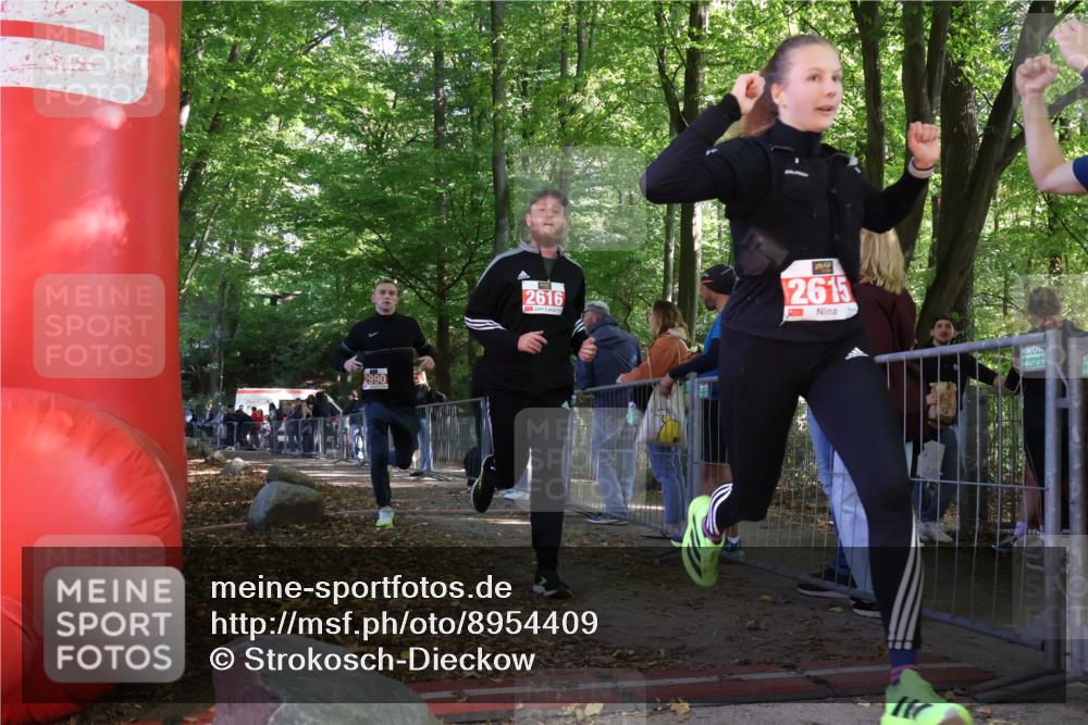 28.09.2025 - 33. Volkslauf durch das schöne Alstertal Strokosch-Dieckow http://msf.ph/oto/8954409 28.09.2025 12:40:53 Ziel 2615, 2616, 2990 meine-sportfotos.de