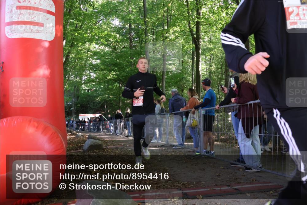28.09.2025 - 33. Volkslauf durch das schöne Alstertal Strokosch-Dieckow http://msf.ph/oto/8954416 28.09.2025 12:40:53 Ziel 2615, 2616, 2990 meine-sportfotos.de