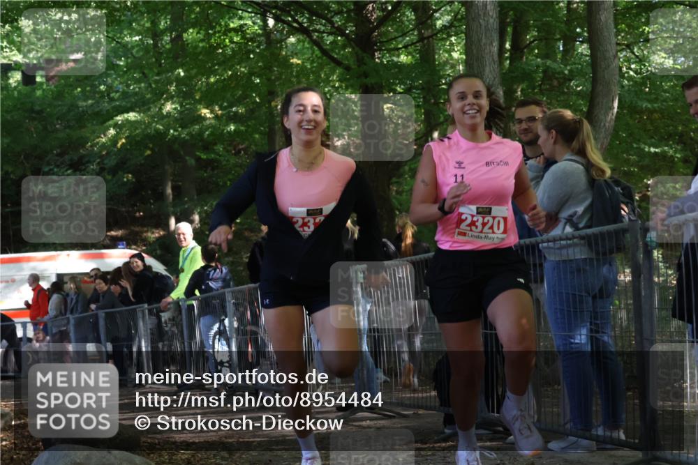 28.09.2025 - 33. Volkslauf durch das schöne Alstertal Strokosch-Dieckow http://msf.ph/oto/8954484 28.09.2025 12:42:07 Ziel 2320, 2322 meine-sportfotos.de