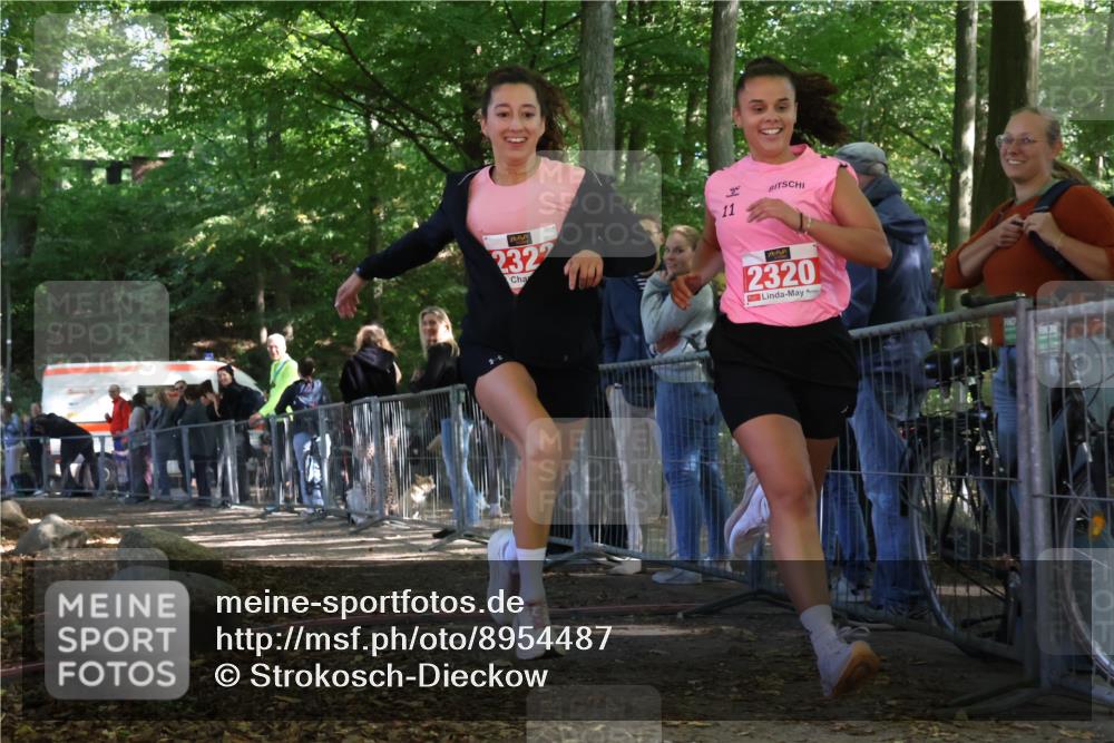 28.09.2025 - 33. Volkslauf durch das schöne Alstertal Strokosch-Dieckow http://msf.ph/oto/8954487 28.09.2025 12:42:07 Ziel 2320, 2322 meine-sportfotos.de