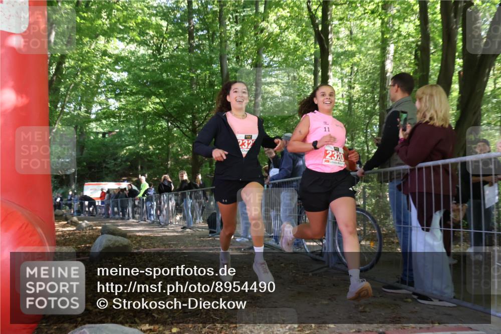 28.09.2025 - 33. Volkslauf durch das schöne Alstertal Strokosch-Dieckow http://msf.ph/oto/8954490 28.09.2025 12:42:07 Ziel 2320, 2322 meine-sportfotos.de