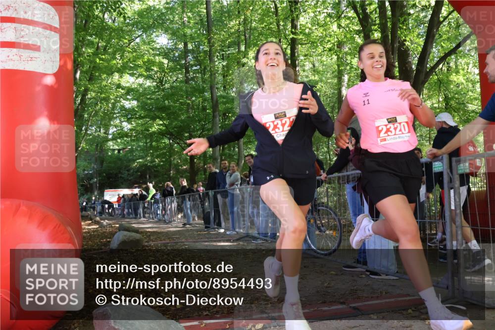 28.09.2025 - 33. Volkslauf durch das schöne Alstertal Strokosch-Dieckow http://msf.ph/oto/8954493 28.09.2025 12:42:08 Ziel 2320, 2322 meine-sportfotos.de