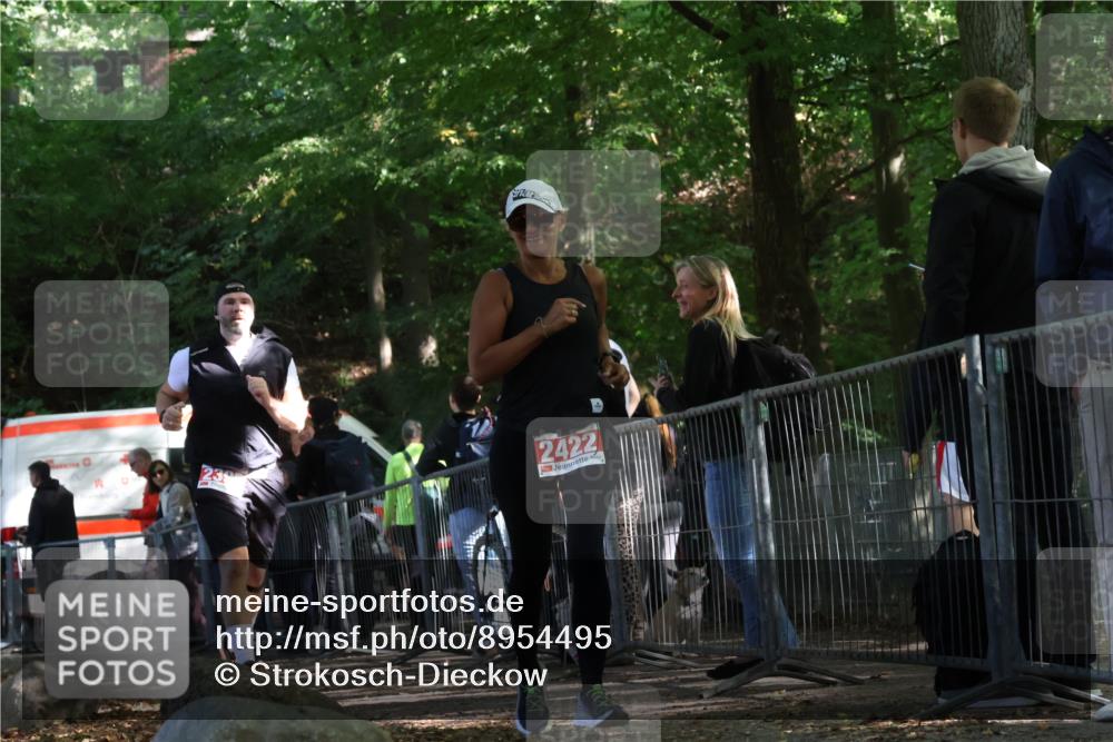 28.09.2025 - 33. Volkslauf durch das schöne Alstertal Strokosch-Dieckow http://msf.ph/oto/8954495 28.09.2025 12:42:20 Ziel 2395, 2422 meine-sportfotos.de