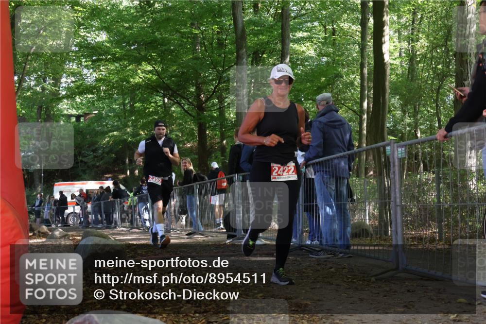 28.09.2025 - 33. Volkslauf durch das schöne Alstertal Strokosch-Dieckow http://msf.ph/oto/8954511 28.09.2025 12:42:22 Ziel 2395, 2422 meine-sportfotos.de
