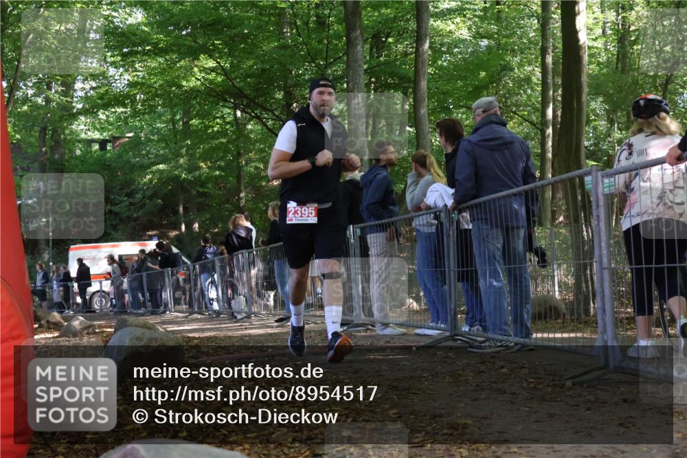 28.09.2025 - 33. Volkslauf durch das schöne Alstertal Strokosch-Dieckow http://msf.ph/oto/8954517 28.09.2025 12:42:23 Ziel 2395 meine-sportfotos.de