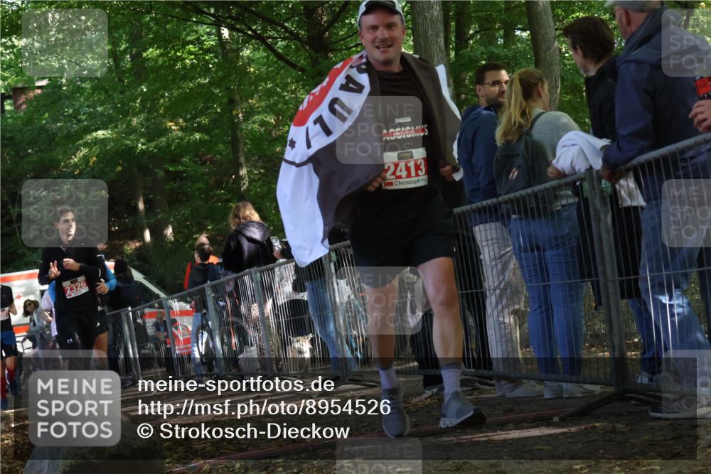 28.09.2025 - 33. Volkslauf durch das schöne Alstertal Strokosch-Dieckow http://msf.ph/oto/8954526 28.09.2025 12:42:44 Ziel 2182, 2326, 2413, 2561, 2562 meine-sportfotos.de