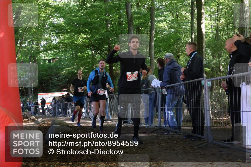 28.09.2025 - 33. Volkslauf durch das schöne Alstertal Strokosch-Dieckow http://msf.ph/oto/8954559 28.09.2025 12:42:49 Ziel 2182, 2561, 2562 meine-sportfotos.de