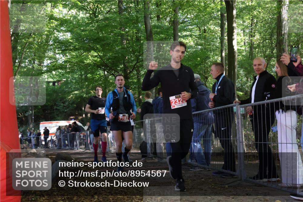 28.09.2025 - 33. Volkslauf durch das schöne Alstertal Strokosch-Dieckow http://msf.ph/oto/8954567 28.09.2025 12:42:49 Ziel 2182, 2561, 2562 meine-sportfotos.de