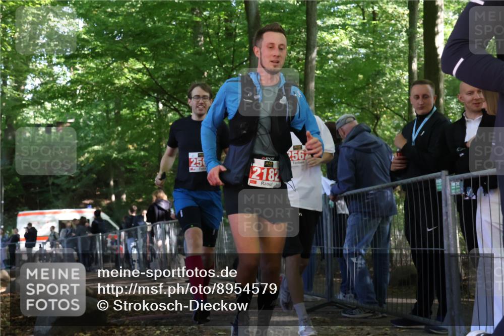 28.09.2025 - 33. Volkslauf durch das schöne Alstertal Strokosch-Dieckow http://msf.ph/oto/8954579 28.09.2025 12:42:51 Ziel 2182, 2561, 2562 meine-sportfotos.de