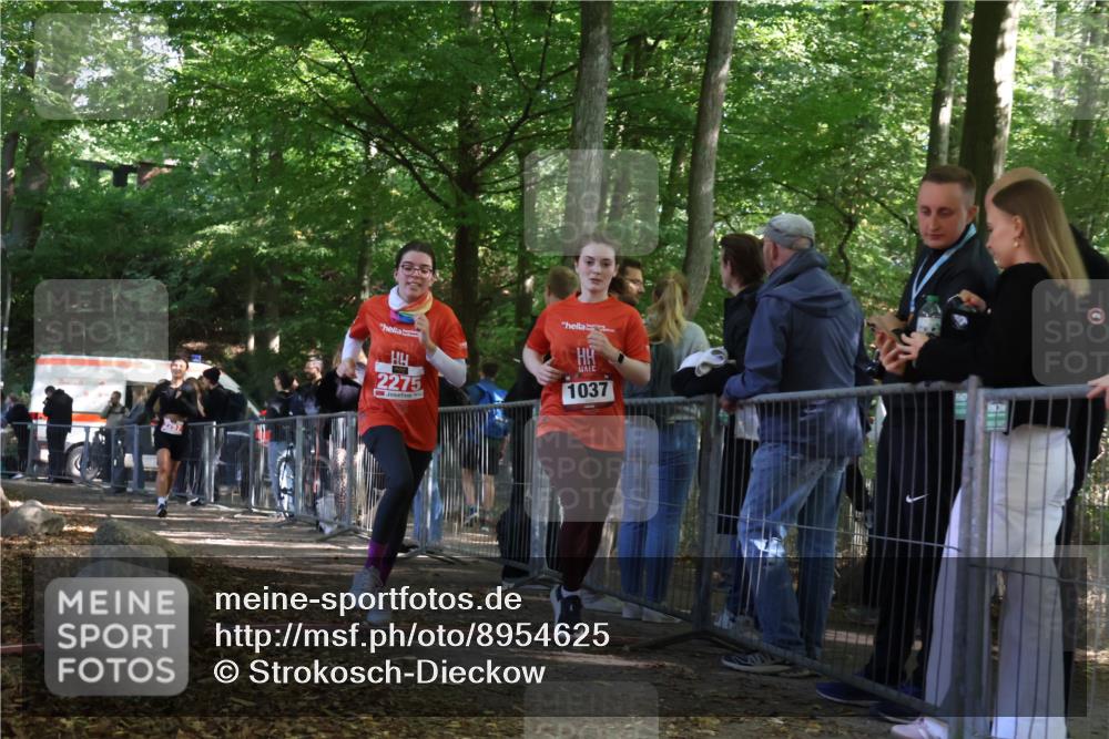 28.09.2025 - 33. Volkslauf durch das schöne Alstertal Strokosch-Dieckow http://msf.ph/oto/8954625 28.09.2025 12:43:14 Ziel 1037, 2257, 2275 meine-sportfotos.de