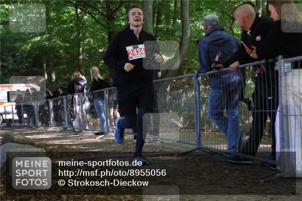 28.09.2025 - 33. Volkslauf durch das schöne Alstertal Strokosch-Dieckow http://msf.ph/oto/8955056 28.09.2025 12:45:35 Ziel 2434 meine-sportfotos.de