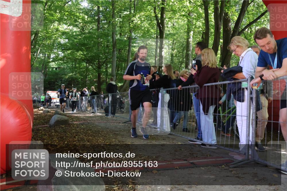 28.09.2025 - 33. Volkslauf durch das schöne Alstertal Strokosch-Dieckow http://msf.ph/oto/8955163 28.09.2025 12:46:28 Ziel 2426, 2427, 2428 meine-sportfotos.de