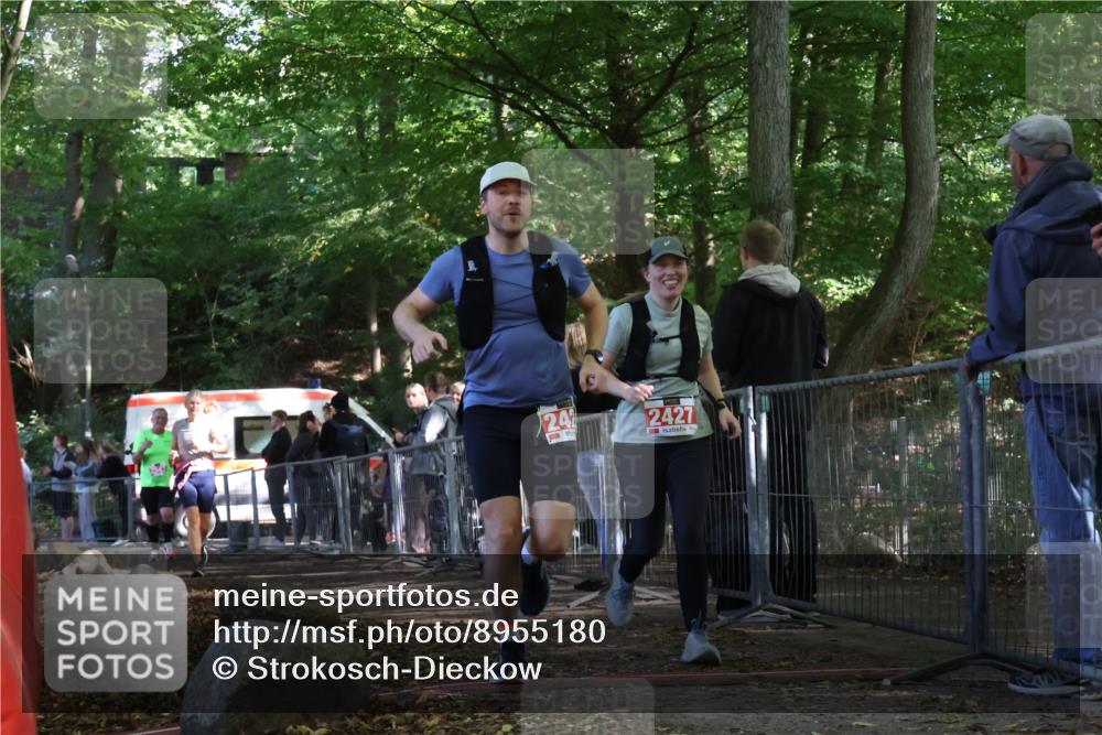 28.09.2025 - 33. Volkslauf durch das schöne Alstertal Strokosch-Dieckow http://msf.ph/oto/8955180 28.09.2025 12:46:30 Ziel 2427, 2428, 2543 meine-sportfotos.de