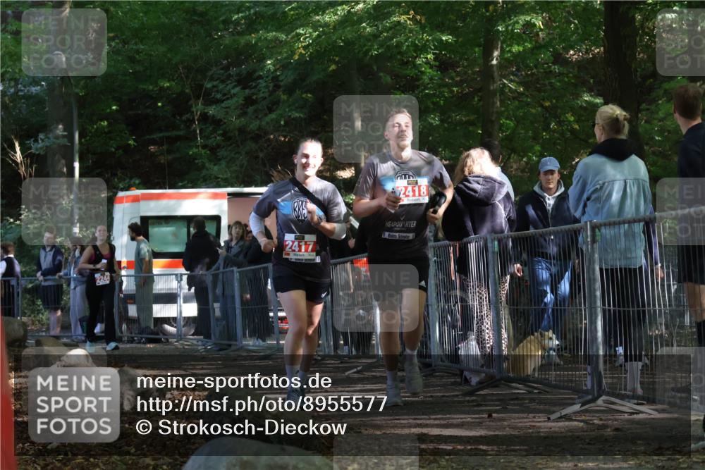 28.09.2025 - 33. Volkslauf durch das schöne Alstertal Strokosch-Dieckow http://msf.ph/oto/8955577 28.09.2025 12:47:44 Ziel 2244, 2417, 2418 meine-sportfotos.de