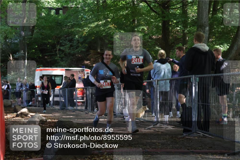 28.09.2025 - 33. Volkslauf durch das schöne Alstertal Strokosch-Dieckow http://msf.ph/oto/8955595 28.09.2025 12:47:46 Ziel 2100, 2244, 2417, 2418 meine-sportfotos.de