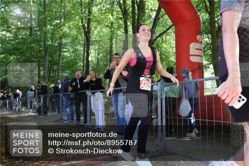 28.09.2025 - 33. Volkslauf durch das schöne Alstertal Strokosch-Dieckow http://msf.ph/oto/8955787 28.09.2025 12:47:54 Ziel 2100 meine-sportfotos.de