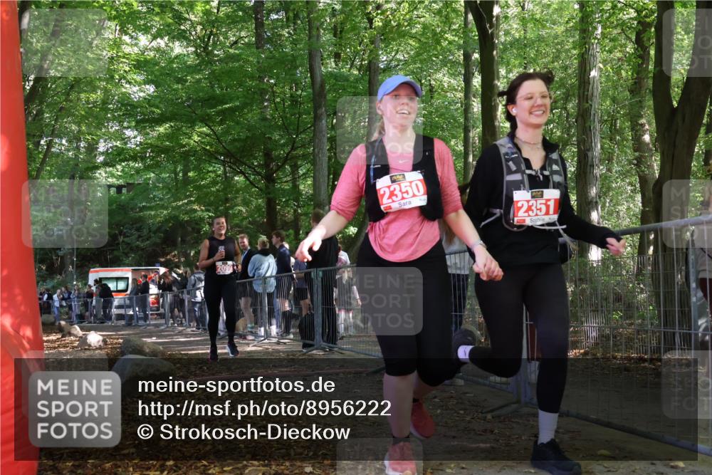 28.09.2025 - 33. Volkslauf durch das schöne Alstertal Strokosch-Dieckow http://msf.ph/oto/8956222 28.09.2025 12:51:13 Ziel 2099, 2350, 2351 meine-sportfotos.de