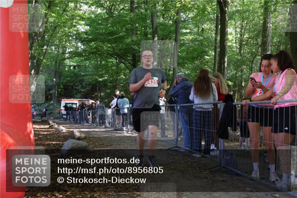 28.09.2025 - 33. Volkslauf durch das schöne Alstertal Strokosch-Dieckow http://msf.ph/oto/8956805 28.09.2025 12:55:00 Ziel 2059, 2060, 2435 meine-sportfotos.de