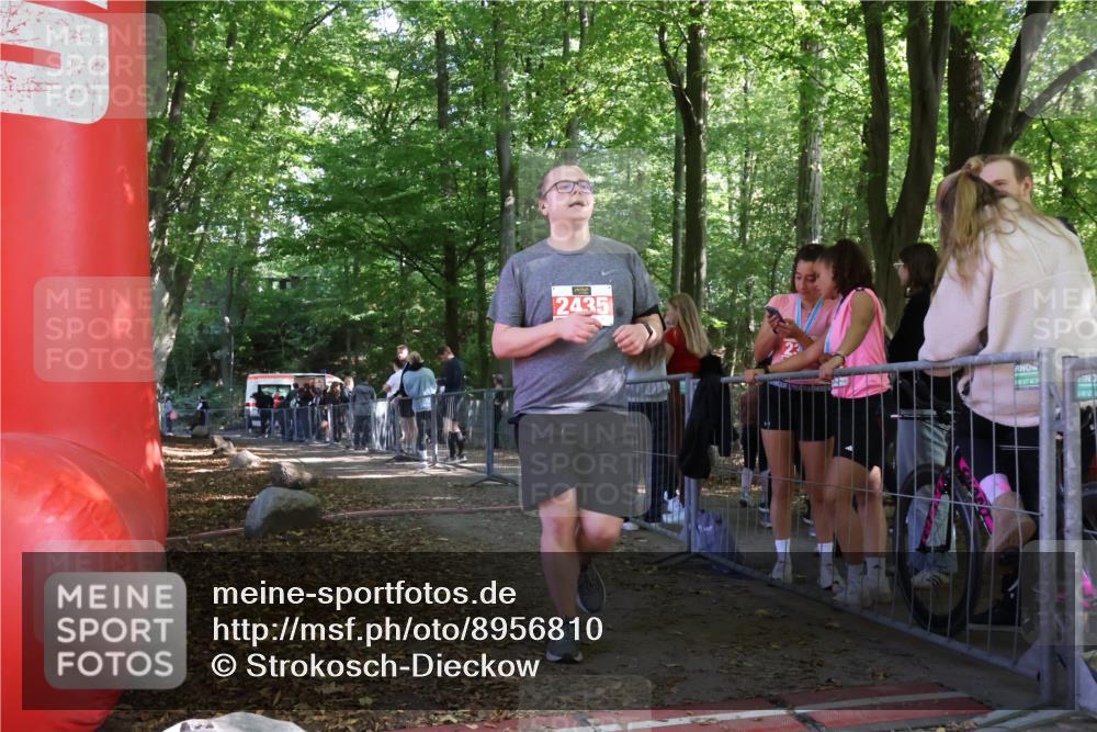 28.09.2025 - 33. Volkslauf durch das schöne Alstertal Strokosch-Dieckow http://msf.ph/oto/8956810 28.09.2025 12:55:00 Ziel 2059, 2060, 2435 meine-sportfotos.de