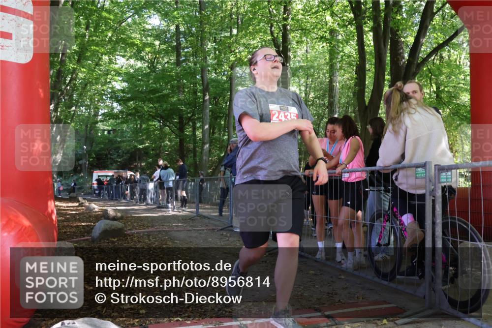 28.09.2025 - 33. Volkslauf durch das schöne Alstertal Strokosch-Dieckow http://msf.ph/oto/8956814 28.09.2025 12:55:01 Ziel 2059, 2060 meine-sportfotos.de