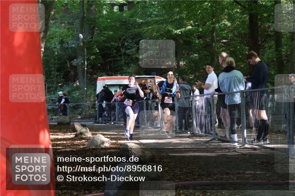 28.09.2025 - 33. Volkslauf durch das schöne Alstertal Strokosch-Dieckow http://msf.ph/oto/8956816 28.09.2025 12:55:06 Ziel 2059, 2060 meine-sportfotos.de