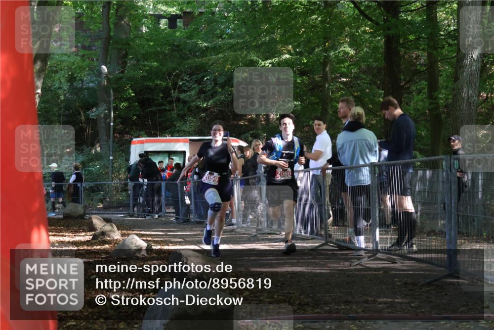 28.09.2025 - 33. Volkslauf durch das schöne Alstertal Strokosch-Dieckow http://msf.ph/oto/8956819 28.09.2025 12:55:06 Ziel 2059, 2060 meine-sportfotos.de