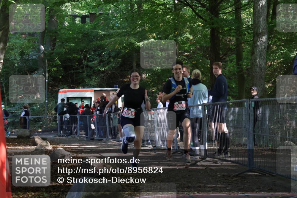 28.09.2025 - 33. Volkslauf durch das schöne Alstertal Strokosch-Dieckow http://msf.ph/oto/8956824 28.09.2025 12:55:07 Ziel 2059, 2060 meine-sportfotos.de