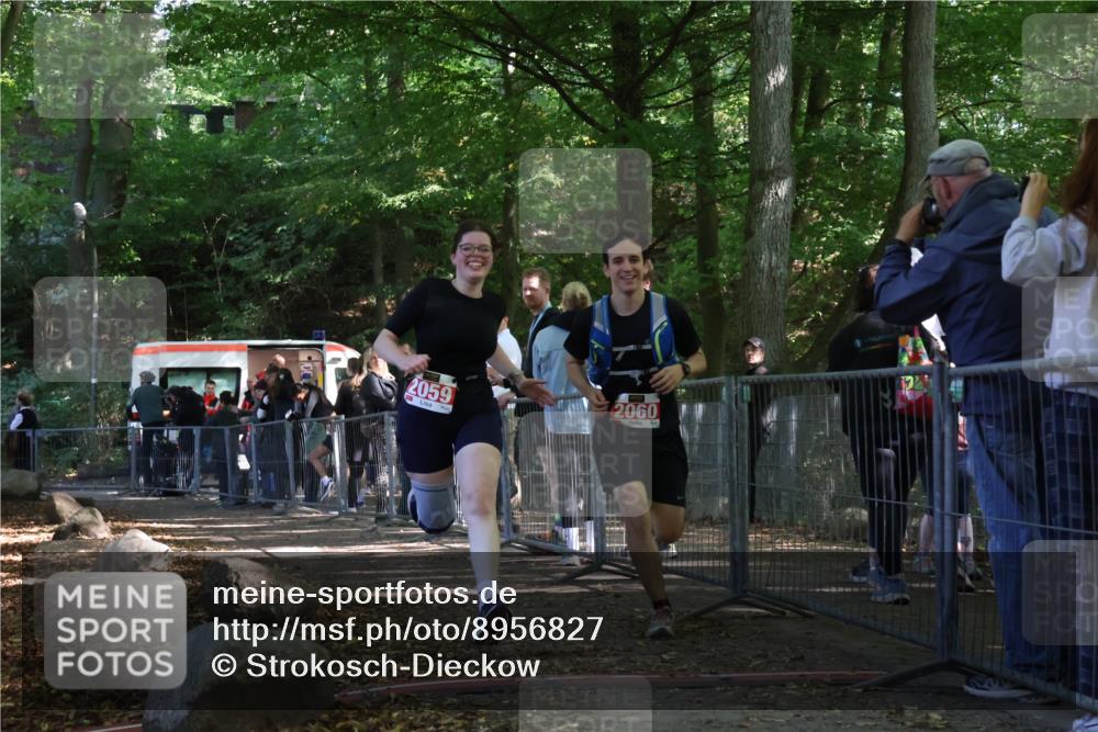 28.09.2025 - 33. Volkslauf durch das schöne Alstertal Strokosch-Dieckow http://msf.ph/oto/8956827 28.09.2025 12:55:08 Ziel 2059, 2060 meine-sportfotos.de