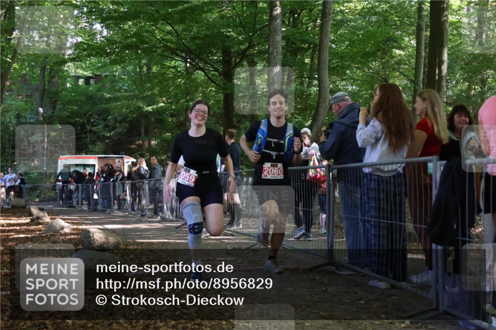28.09.2025 - 33. Volkslauf durch das schöne Alstertal Strokosch-Dieckow http://msf.ph/oto/8956829 28.09.2025 12:55:08 Ziel 2059, 2060 meine-sportfotos.de