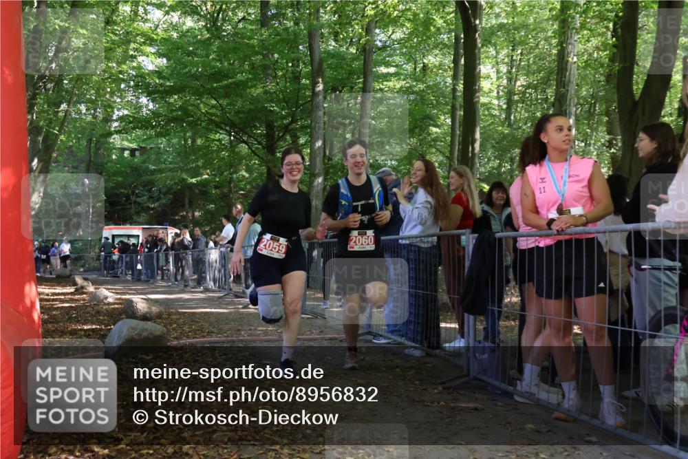 28.09.2025 - 33. Volkslauf durch das schöne Alstertal Strokosch-Dieckow http://msf.ph/oto/8956832 28.09.2025 12:55:08 Ziel 2059, 2060 meine-sportfotos.de