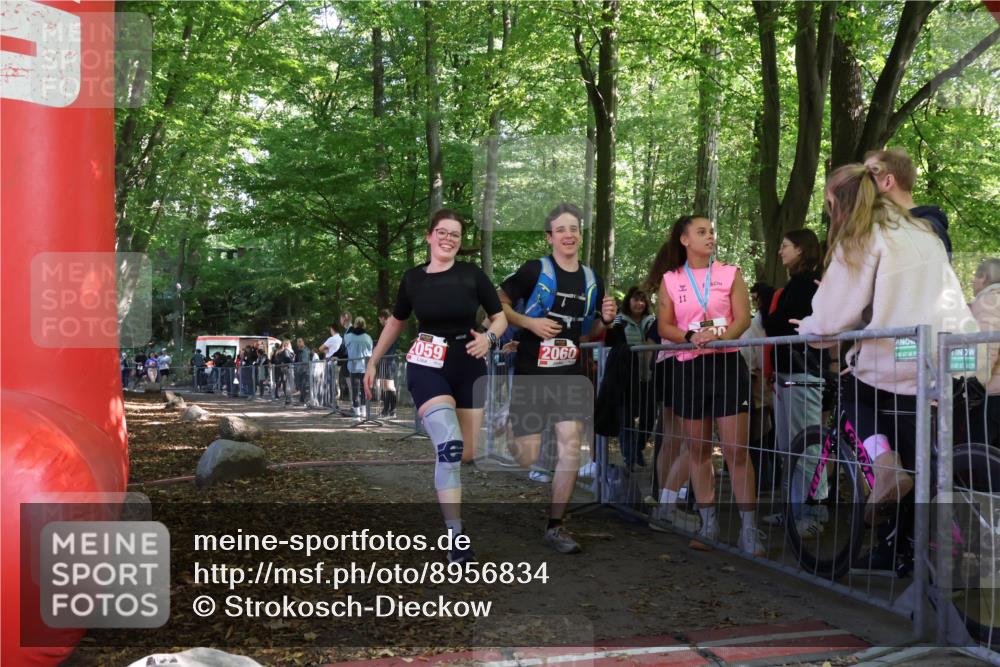 28.09.2025 - 33. Volkslauf durch das schöne Alstertal Strokosch-Dieckow http://msf.ph/oto/8956834 28.09.2025 12:55:09 Ziel 2059, 2060 meine-sportfotos.de