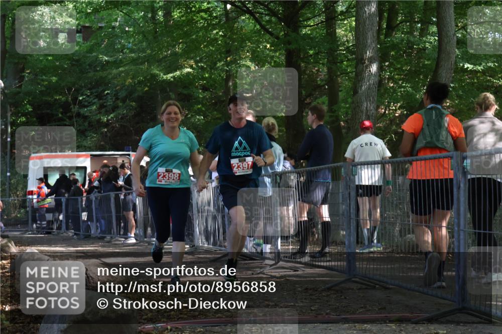 28.09.2025 - 33. Volkslauf durch das schöne Alstertal Strokosch-Dieckow http://msf.ph/oto/8956858 28.09.2025 12:55:47 Ziel 2397, 2398 meine-sportfotos.de
