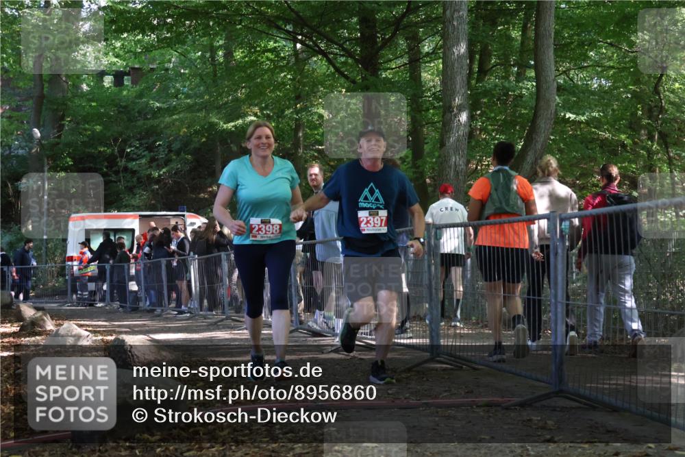 28.09.2025 - 33. Volkslauf durch das schöne Alstertal Strokosch-Dieckow http://msf.ph/oto/8956860 28.09.2025 12:55:48 Ziel 2397, 2398 meine-sportfotos.de