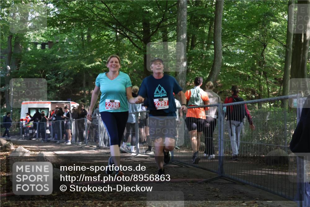 28.09.2025 - 33. Volkslauf durch das schöne Alstertal Strokosch-Dieckow http://msf.ph/oto/8956863 28.09.2025 12:55:48 Ziel 2397, 2398 meine-sportfotos.de