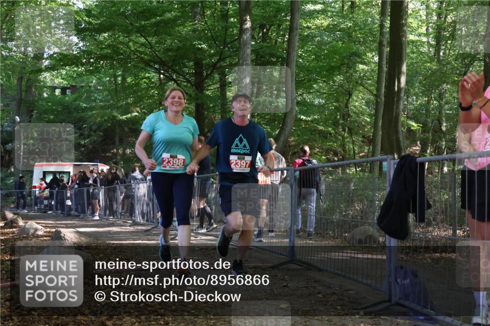 28.09.2025 - 33. Volkslauf durch das schöne Alstertal Strokosch-Dieckow http://msf.ph/oto/8956866 28.09.2025 12:55:49 Ziel 2397, 2398 meine-sportfotos.de