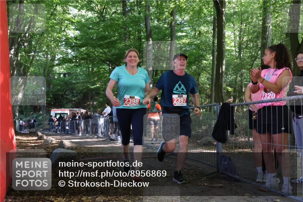 28.09.2025 - 33. Volkslauf durch das schöne Alstertal Strokosch-Dieckow http://msf.ph/oto/8956869 28.09.2025 12:55:49 Ziel 2397, 2398 meine-sportfotos.de