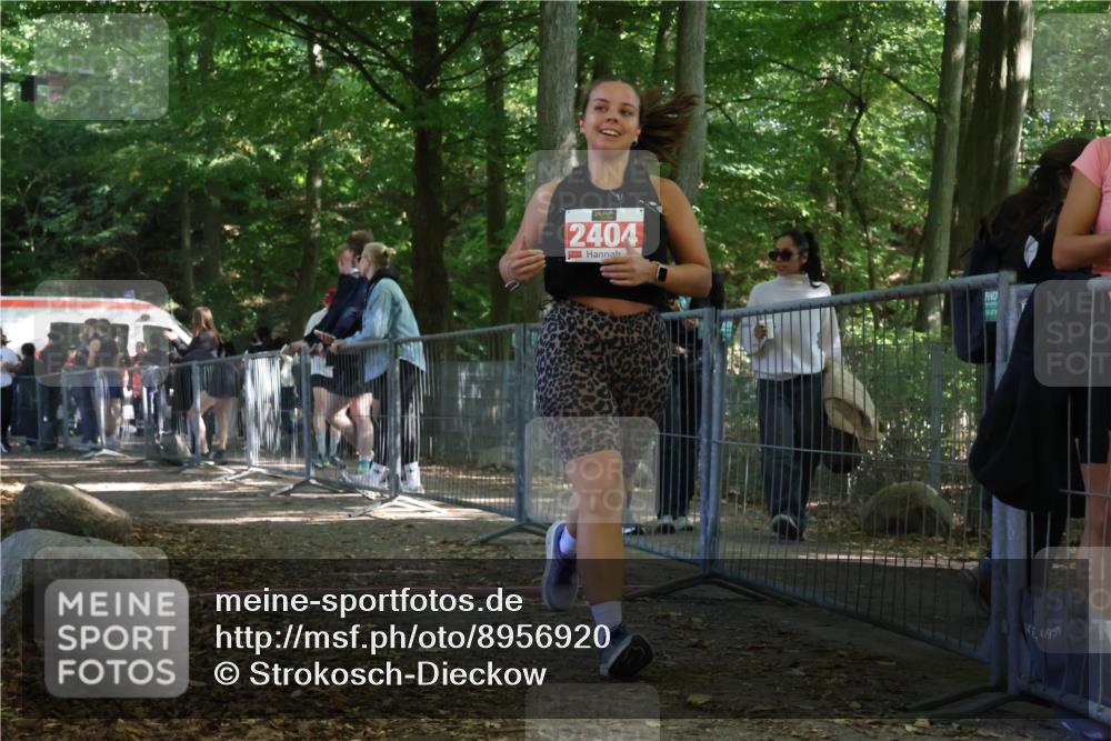 28.09.2025 - 33. Volkslauf durch das schöne Alstertal Strokosch-Dieckow http://msf.ph/oto/8956920 28.09.2025 12:58:47 Ziel 2290, 2291, 2404 meine-sportfotos.de