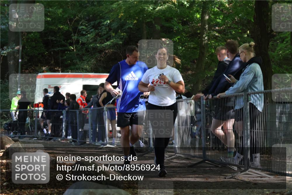 28.09.2025 - 33. Volkslauf durch das schöne Alstertal Strokosch-Dieckow http://msf.ph/oto/8956924 28.09.2025 12:58:52 Ziel 2290, 2291 meine-sportfotos.de