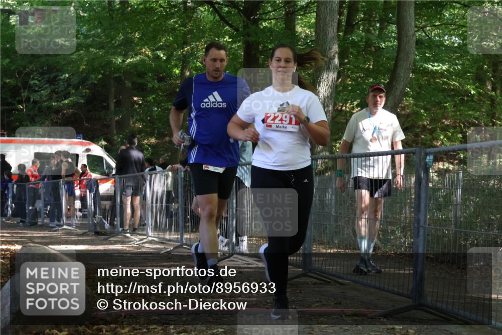 28.09.2025 - 33. Volkslauf durch das schöne Alstertal Strokosch-Dieckow http://msf.ph/oto/8956933 28.09.2025 12:58:54 Ziel 2290, 2291 meine-sportfotos.de