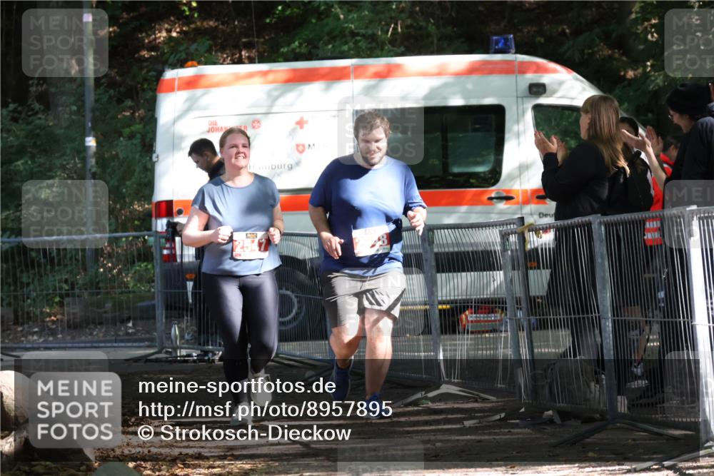 28.09.2025 - 33. Volkslauf durch das schöne Alstertal Strokosch-Dieckow http://msf.ph/oto/8957895 28.09.2025 13:06:03 Ziel 2547, 2548 meine-sportfotos.de