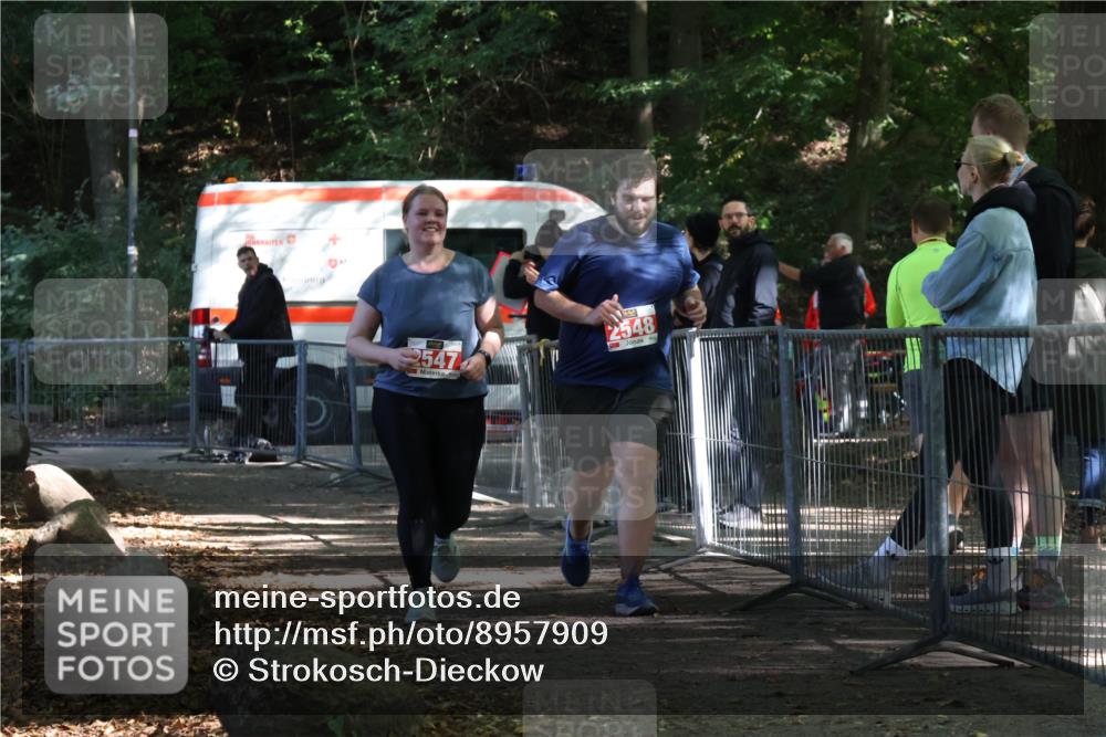 28.09.2025 - 33. Volkslauf durch das schöne Alstertal Strokosch-Dieckow http://msf.ph/oto/8957909 28.09.2025 13:06:06 Ziel 2547, 2548 meine-sportfotos.de