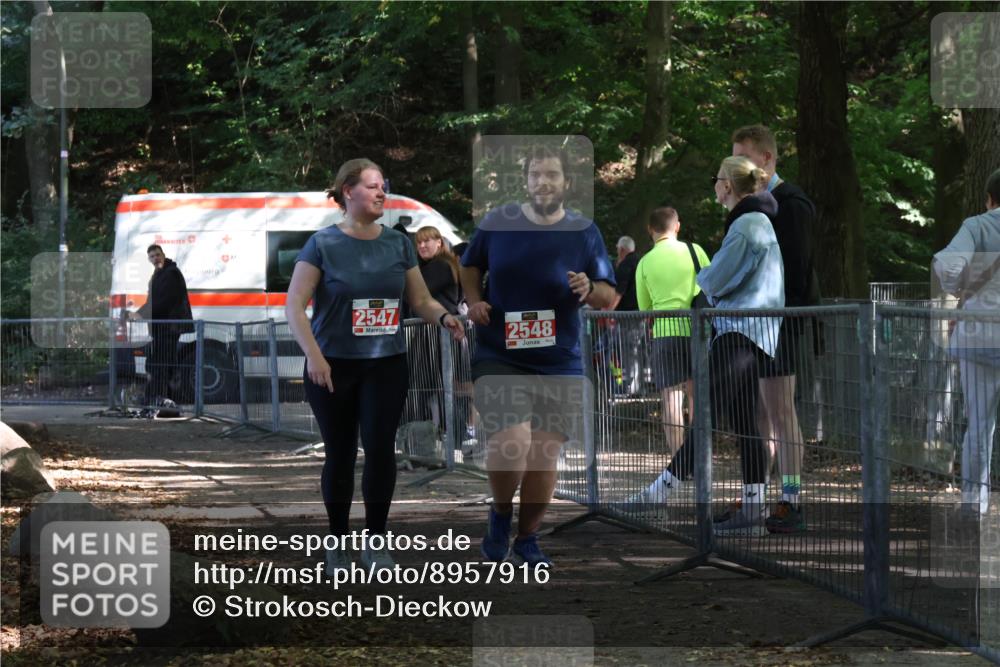 28.09.2025 - 33. Volkslauf durch das schöne Alstertal Strokosch-Dieckow http://msf.ph/oto/8957916 28.09.2025 13:06:07 Ziel 2547, 2548 meine-sportfotos.de